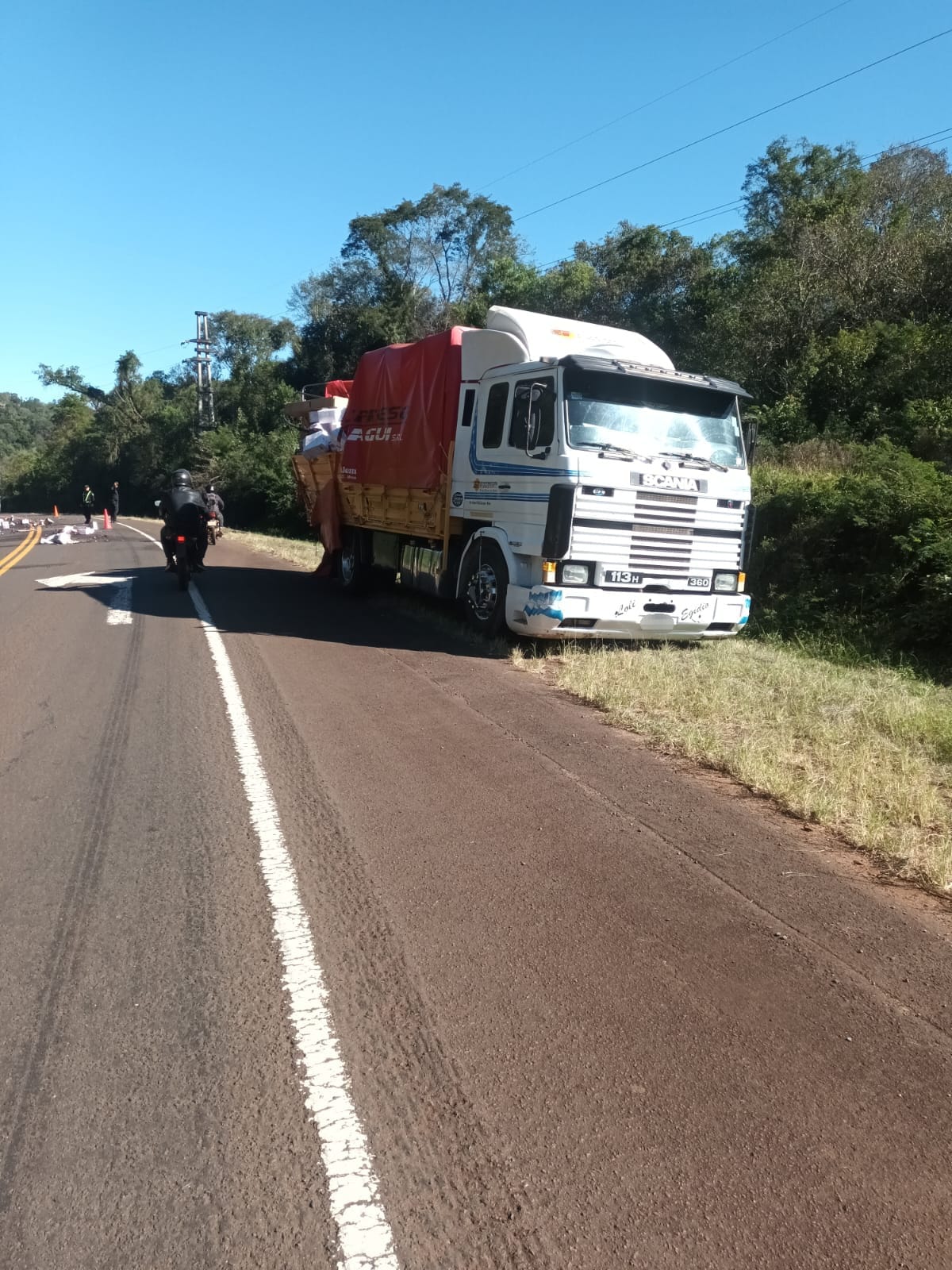 Un camión perdió parte de su carga de vinos tras un choque sobre la Ruta Nacional 12 en Capioví 2